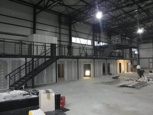 Porównanie antresoli stalowych i aluminiowych pod kątem trwałości, wytrzymałości i zastosowań w magazynach