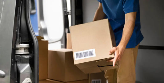 Magazyn wyprzedażowy z elastycznymi regałami i oznakowanymi strefami promocyjnymi przygotowanymi pod sezonowe akcje sprzedażowe