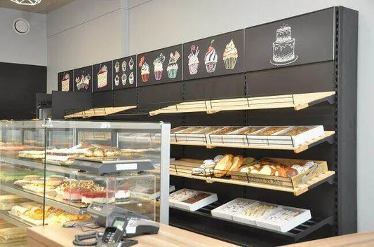 Produkty spożywcze na chromowanych półkach regałowych - bezpieczne składowanie żywności