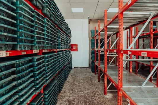Regały półkowe do małych przedmiotów – optymalizacja storage dla drobnic