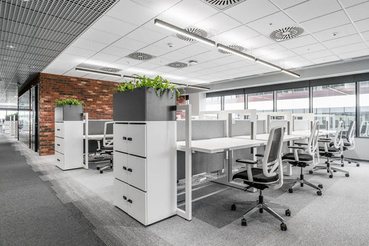 Regały biurowe w open space - jak połączyć funkcjonalność z estetyką?