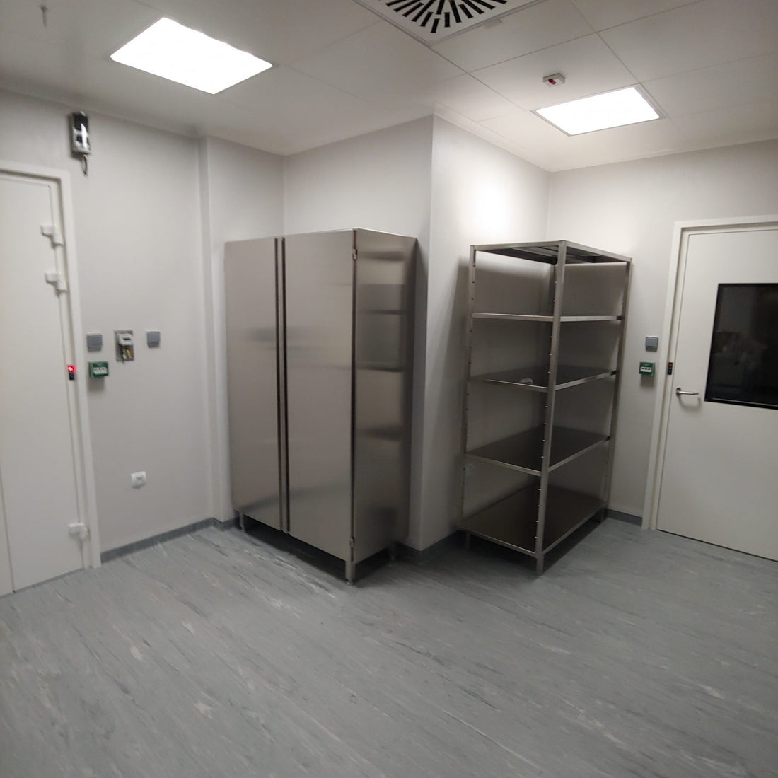 Cleanroom shelving – regały półkowe do pomieszczeń sterylnych