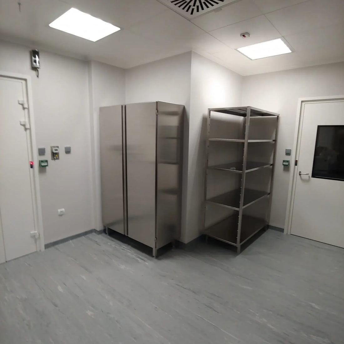 Regały półkowe cleanroom przeznaczone do pomieszczeń sterylnych, zapewniające higienę i bezpieczeństwo magazynowania