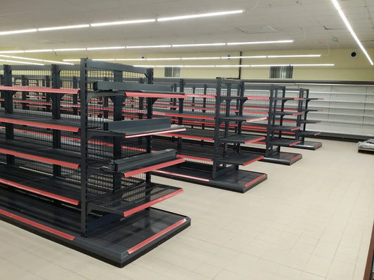 Regały w centrum szkoleniowym z podręcznikami, materiałami edukacyjnymi i pomocy dydaktycznymi uporządkowanymi na półkach