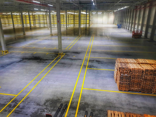 Bezpieczne drogi komunikacyjne w magazynie – projektowanie korytarzy i stref manewrowych
