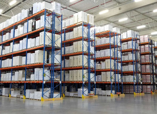 Regały paletowe dopasowane do obsługi przez różne typy wózków widłowych w magazynie