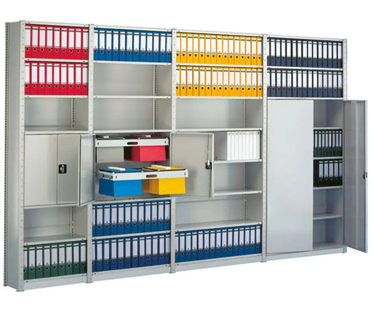 Regały w biurze projektowym z rurami na plany techniczne, makietami architektonicznymi i materiałami projektowymi na specjalnych półkach