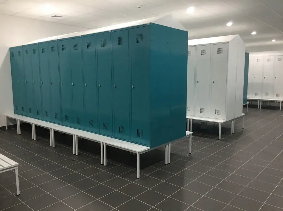 Szafki socjalne z ławeczkami – kompletne wyposażenie szatni zapewniające wygodę i funkcjonalność dla pracowników