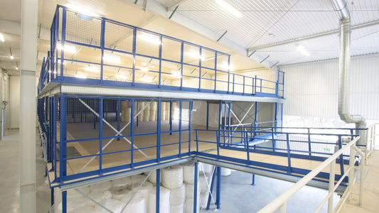 Antresole stalowe vs aluminiowe – porównanie materiałów konstrukcyjnych