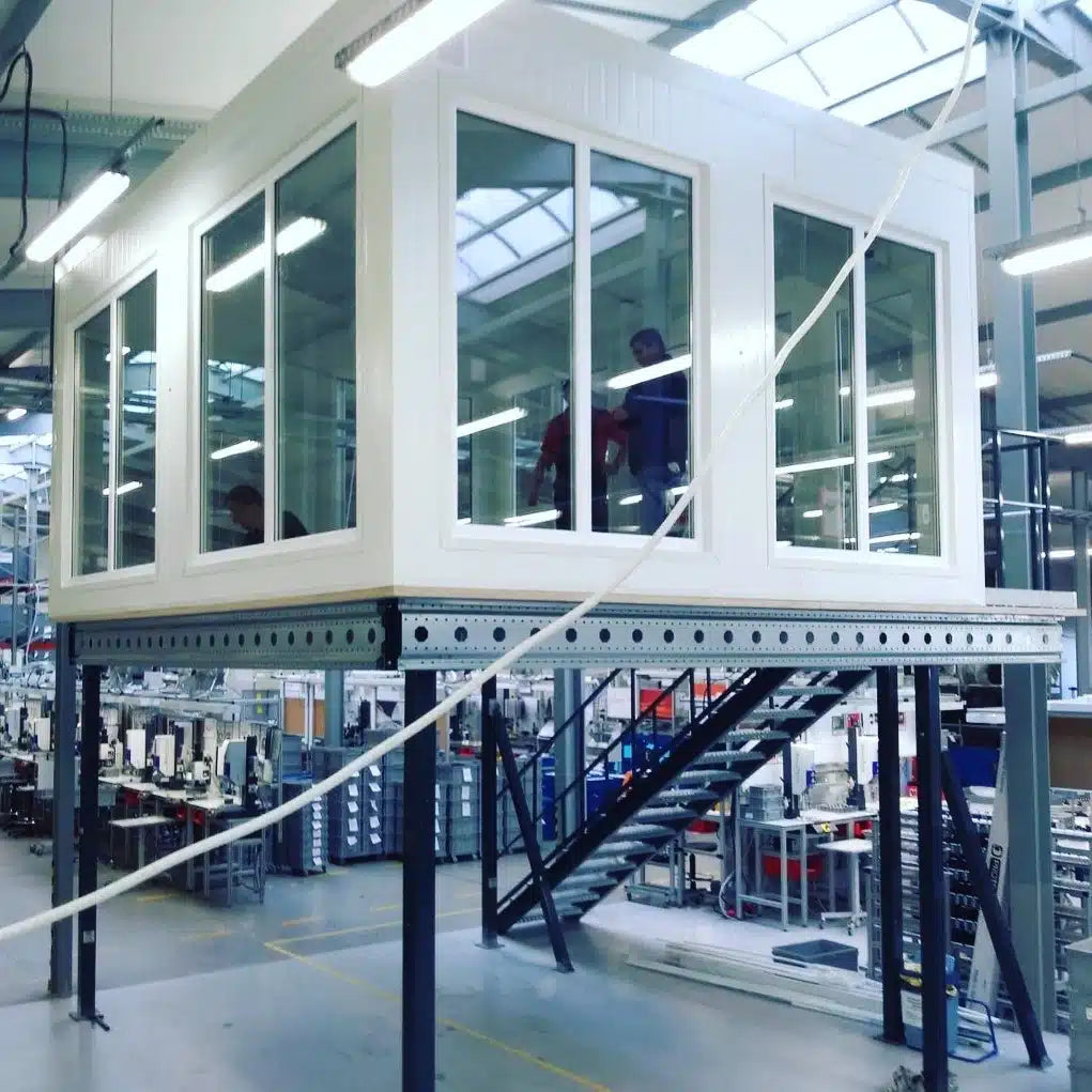 Porównanie antresoli przemysłowej i biurowej – kluczowe różnice w konstrukcji i zastosowaniu