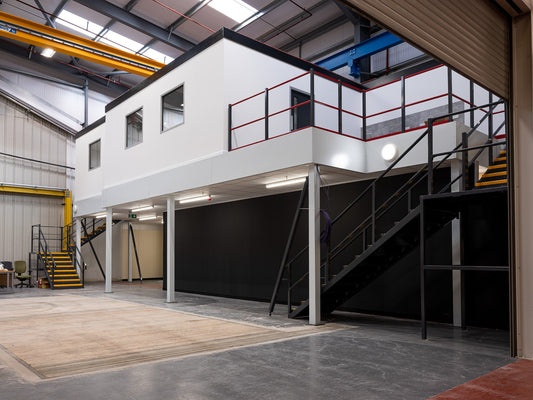 Antresola biurowa jako sposób na podział przestrzeni pracy