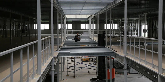 Antresola biurowa w małym biurze – sprytne wykorzystanie przestrzeni