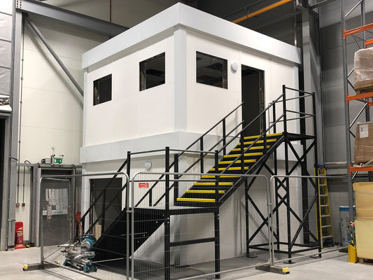 Antresola w biurze jako sposób na dodatkową powierzchnię pracy