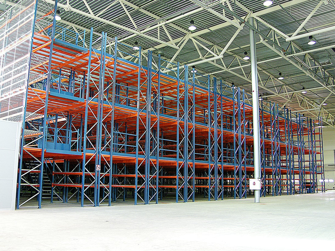 Antresole magazynowe – jak zaprojektować wielopoziomowy system składowania
