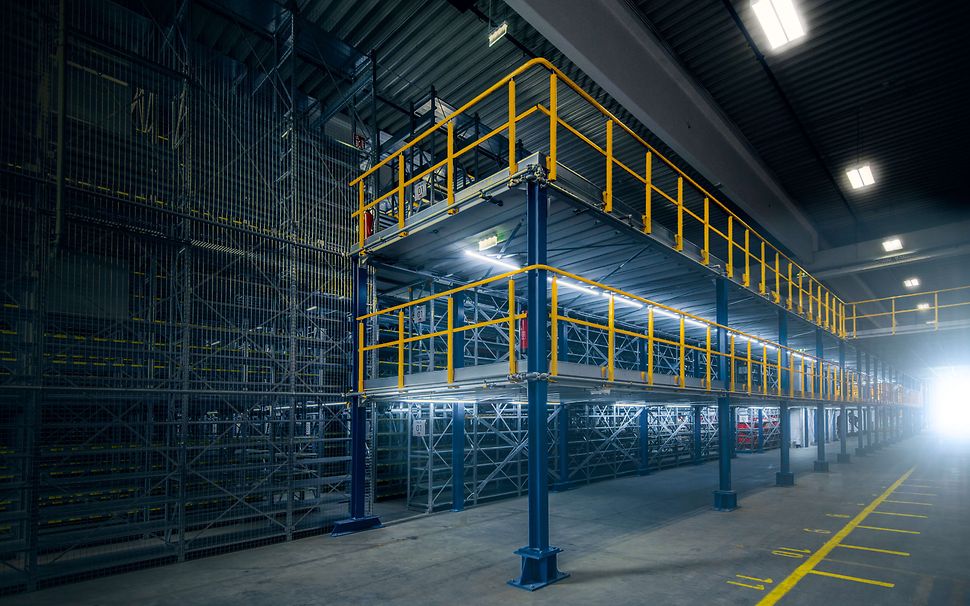 Antresole magazynowe z platformami podnośnikowymi – bezpieczny transport towaru między poziomami