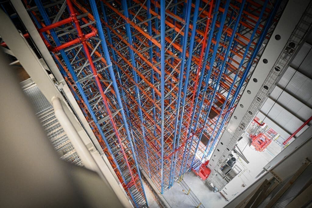Bardzo wysokie składowanie (High-Bay) – magazyn aż pod sufit i 40 metrów efektywności w nowoczesnej logistyce
