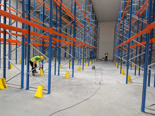 Bezpieczne rozbieranie regałów wysokiego składowania