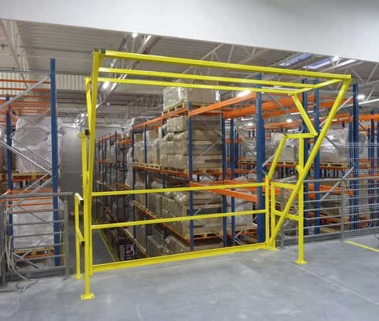 Bramki paletowe na antresolach – zabezpieczenie pracy na wysokości