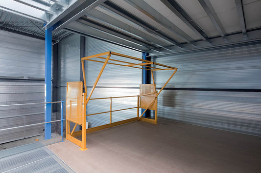 Bramki zabezpieczające do antresoli – bezpieczeństwo pracy na wysokości
