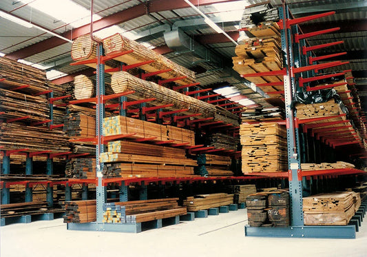 Innowacyjne systemy składowania materiałów długich z drewna w magazynie zapewniające bezpieczeństwo i optymalizację przestrzeni