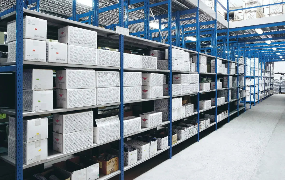 Regały półkowe do narzędzi i osprzętu – efektywna organizacja przestrzeni warsztatowej i szybki dostęp do sprzętu