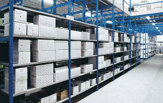 Regały półkowe do narzędzi i osprzętu – efektywna organizacja przestrzeni warsztatowej i szybki dostęp do sprzętu