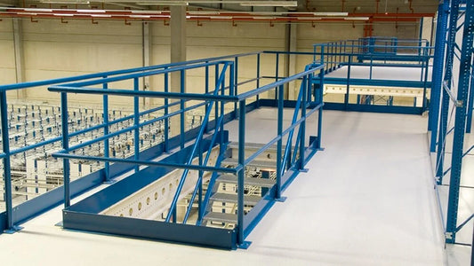 Antresola magazynowa z podestami roboczymi zwiększająca funkcjonalność i efektywność wykorzystania przestrzeni