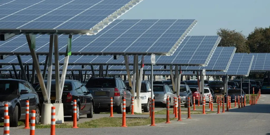 Parking z zadaszeniem solarnym - panele fotowoltaiczne chronią pojazdy przed deszczem