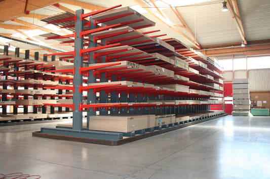 Regały wspornikowe do przechowywania szkła i materiałów kruchych wyposażone w specjalne wyściółki ochronne