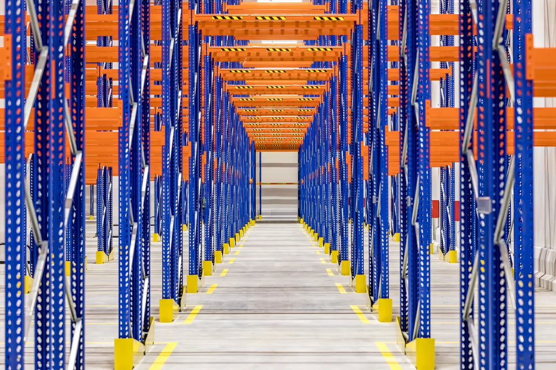 Ergonomiczne systemy regałów półkowych zapewniające komfort i zwiększoną wydajność pracy w magazynie