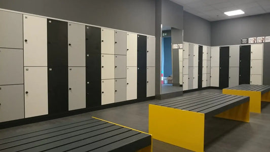 Ergonomiczne rozmieszczenie szafek w szatniach pracowniczych zapewniające wygodę i efektywność użytkowania