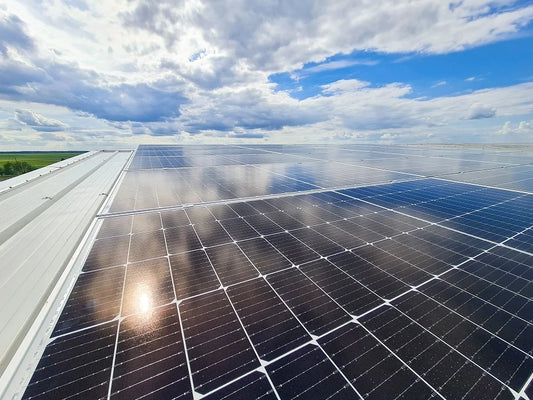 Systemy fotowoltaiczne na dachach magazynów jako inwestycja obniżająca koszty energii i wspierająca ekologiczne zarządzanie obiektem