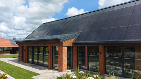 Konstrukcje solarne dla obiektów przemysłowych – dachy łukowe, hale i carporty