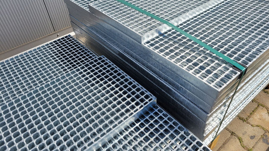 Krata pomostowa ocynkowana – wytrzymałe podesty do magazynów i przemysłu