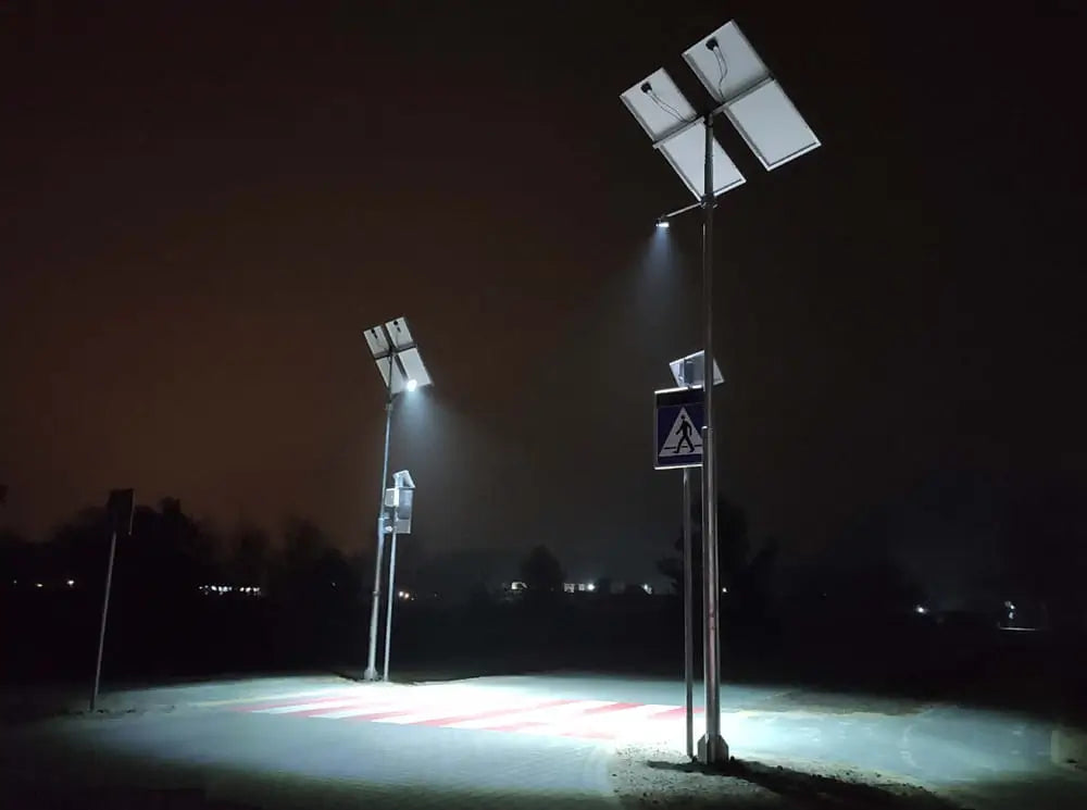 Panele słoneczne z systemem zabezpieczeń antykradzieżowych, kamerami monitoringu i ogrodzeniem wokół farmy fotowoltaicznej