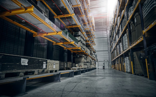 Magazyn materiałów hydraulicznych – zastosowanie regałów wspornikowych