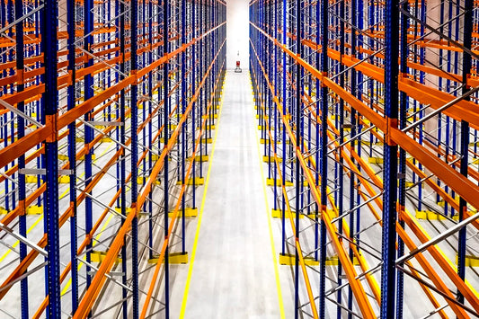 Puste regały paletowe wysokiego składowania ilustrujące najczęstsze błędy montażu i użytkowania w magazynach