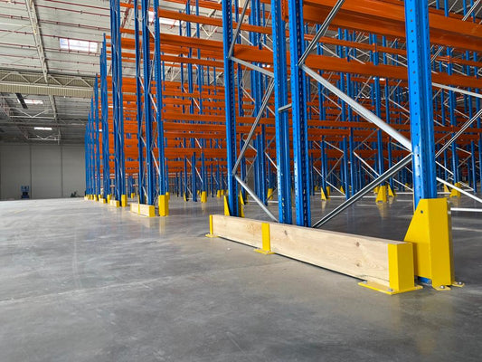 Odbojnice, osłony i barierki – system zabezpieczeń regałów magazynowych