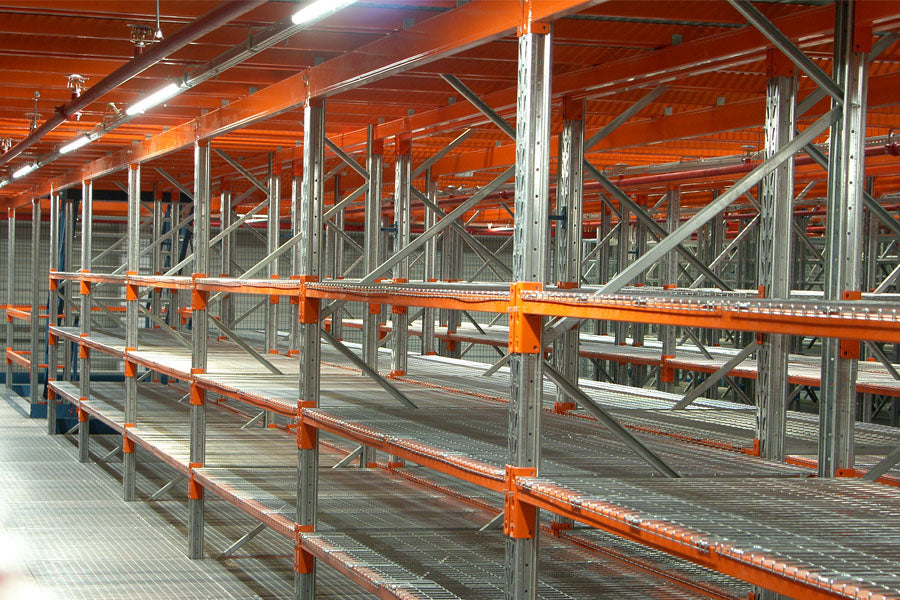 Półki siatkowe do regałów magazynowych – kiedy warto je stosować