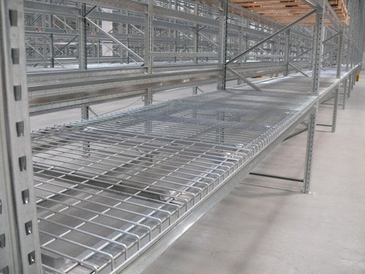 Półki siatkowe w regałach magazynowych – jak zwiększają bezpieczeństwo składowania