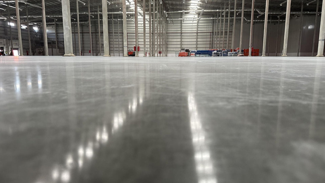Posadzka przemysłowa a montaż regałów – wymagania techniczne