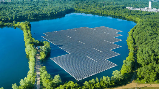 Pływające panele słoneczne zamontowane na konstrukcjach na powierzchni zbiornika retencyjnego z systemem kotwiczenia wodnego