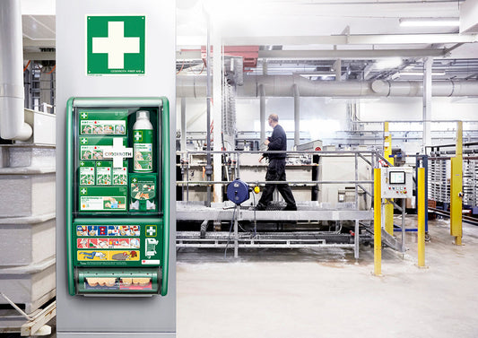 Punkty pierwszej pomocy w magazynie – gdzie je umieścić i jak zintegrować z układem regałów