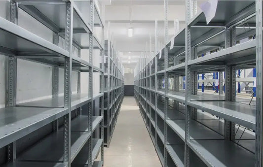 Regały półkowe do magazynu 2025 - przewodnik wyboru najlepszych rozwiązań magazynowych