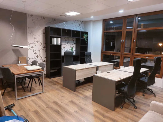 Nowoczesne regały biurowe w małej przestrzeni biurowej optymalizujące wykorzystanie dostępnego miejsca