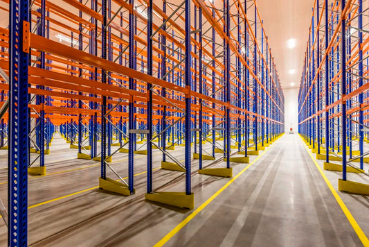 Puste regały paletowe w magazynie wysokiego składowania – kluczowe aspekty projektowania efektywnej przestrzeni magazynowej