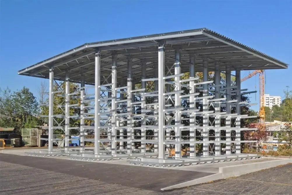 Regały wspornikowe z panelami warstwowymi i materiałami budowlanymi składowanymi pionowo na wysuwnych ramionach w hurtowni budowlanej