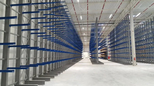 Regały wspornikowe z ramionami w pozycji składanej i rozłożonej pokazujące elastyczną konfigurację do różnych długości materiałów