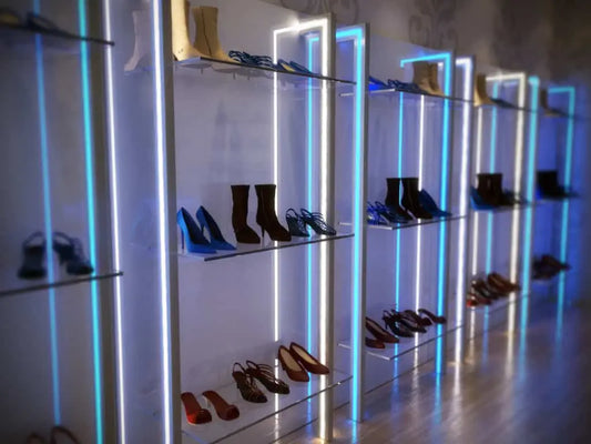 Regały biurowe z oświetleniem LED - estetyka i funkcjonalność