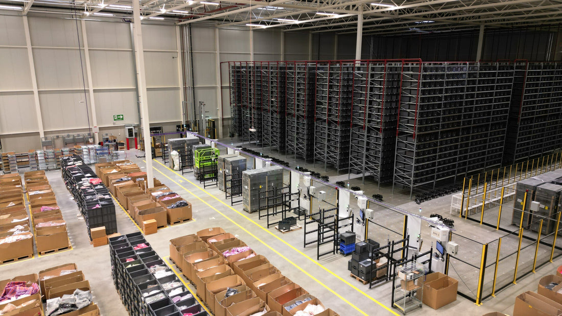 Regały magazynowe a kompletacja zamówień w E-commerce – organizacja stref pod systemy głosowe